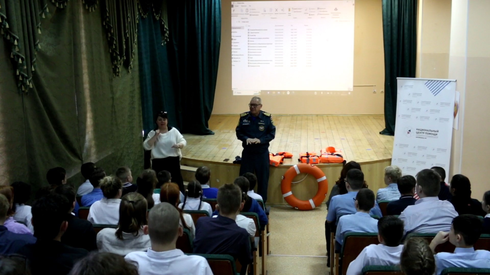 В Волгограде сотрудники МЧС рассказали детям о правилах поведения на воде